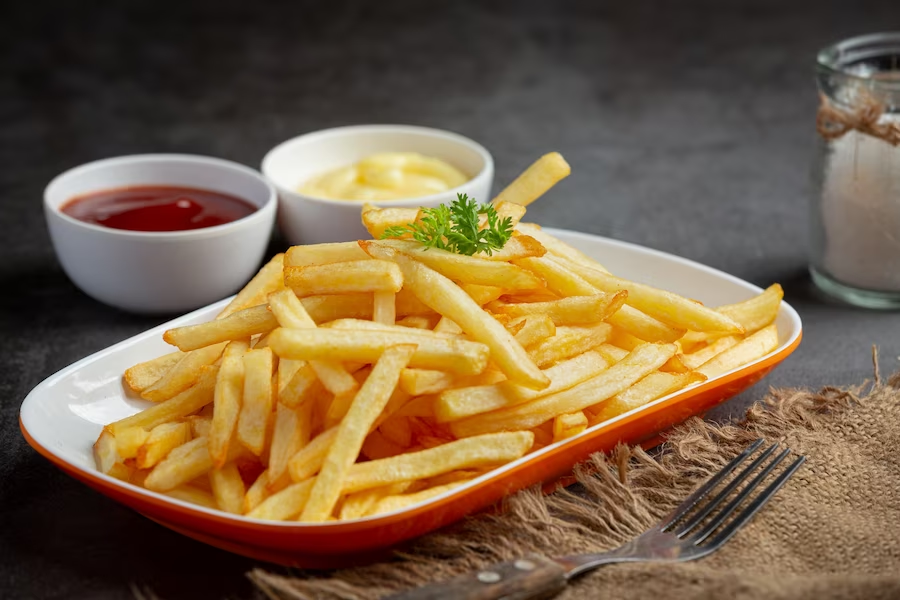 https://www.freepik.com/free-photo/crispy-french-fries-with-ketchup-mayonnaise_10401244.htm#query=Keripik%20kentang&position=1&from_view=search&track=ais