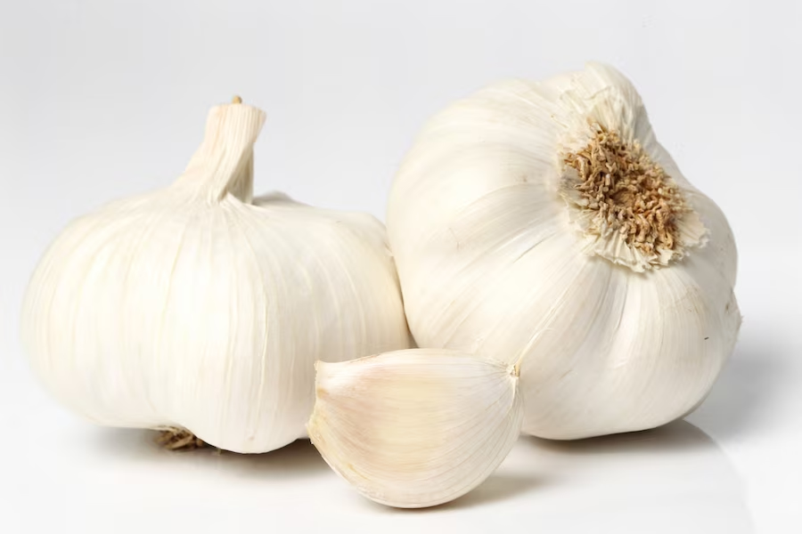 https://www.freepik.com/free-photo/garlic-table_6449552.htm#query=onion%20white&position=12&from_view=search&track=ais